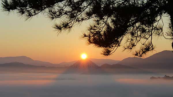 Alba sul castello di Frontone.