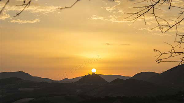 Alba su valli e colline pesaresi.